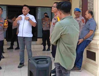 Epi Koto berbaju putih saat menghadapi aksi Aliansi Pemuda dan Mahasiswa Jambi di Polres Merangin
