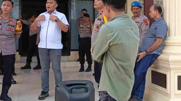 Epi Koto berbaju putih saat menghadapi aksi Aliansi Pemuda dan Mahasiswa Jambi di Polres Merangin