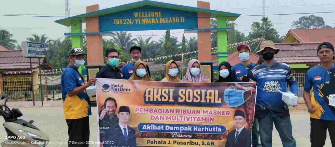 Pahala Junior Pasaribu bagikan masker dan vitamin di Muara Delang
