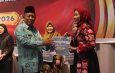 Wakil Gubernur Jambi Abdullah Sani menyerahkan bantuan modal usaha dan gerobak kepada pelaku UMKM dalam kegiatan Dekranasda Provinsi Jambi 2026.