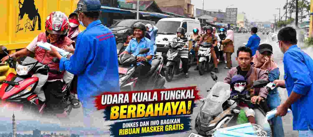 Dinkes dan IWO Tanjab Barat membagikan masker gratis kepada pengendara di Kuala Tungkal