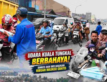 Dinkes dan IWO Tanjab Barat membagikan masker gratis kepada pengendara di Kuala Tungkal