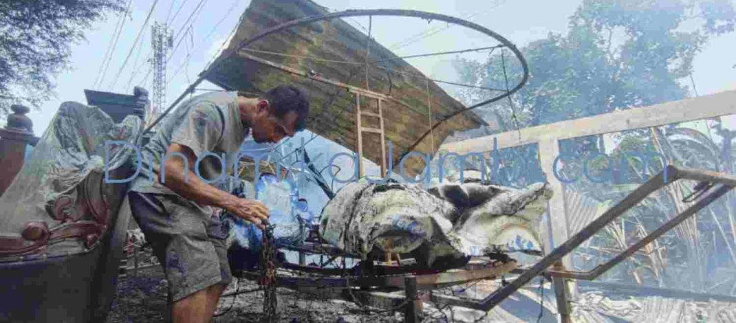 Irwandi melihat odong-odong miliknya yang terbakar dalam kebakaran di Bangko
