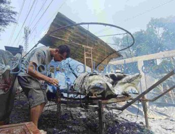 Irwandi melihat odong-odong miliknya yang terbakar dalam kebakaran di Bangko
