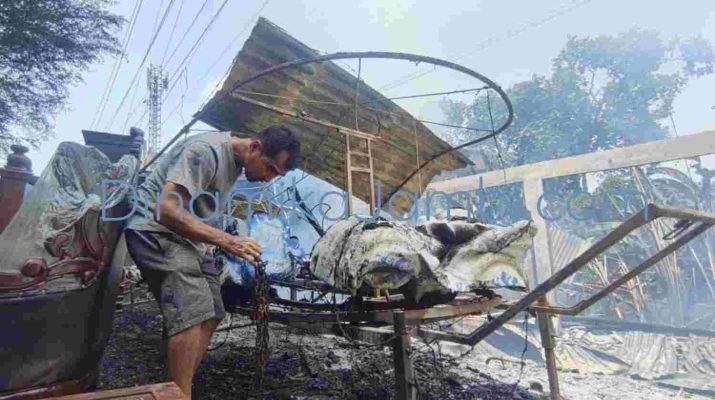 Irwandi melihat odong-odong miliknya yang terbakar dalam kebakaran di Bangko