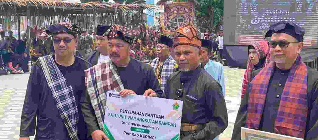 Peduli Budaya Bersih, PTPN IV Regional IV Bantu Mobil Angkut Sampah