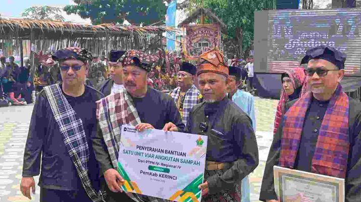 Region Head PTPN IV Regional IV Khayamuddin Panjaitan menyerahkan bantuan mobil pengangkut sampah kepada Bupati Kerinci Monadi.
