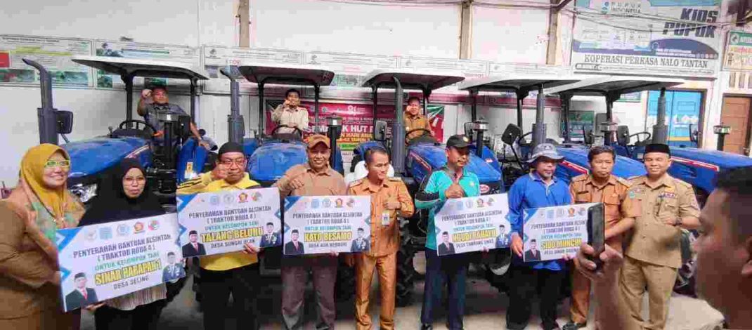 Tanpa Banyak Janji, Rocky-Fahmi Hadirkan 5 Traktor Bantuan Pusat untuk Petani Merangin