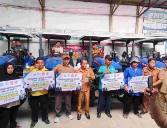 Tanpa Banyak Janji, Rocky-Fahmi Hadirkan 5 Traktor Bantuan Pusat untuk Petani Merangin