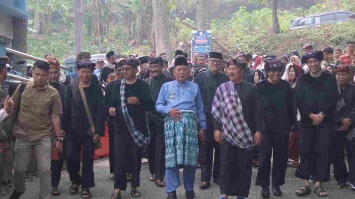 Wagub Jambi Abdullah Sani membuka Festival Budaya Kerinci 2026 di Dermaga Danau Kerinci.
